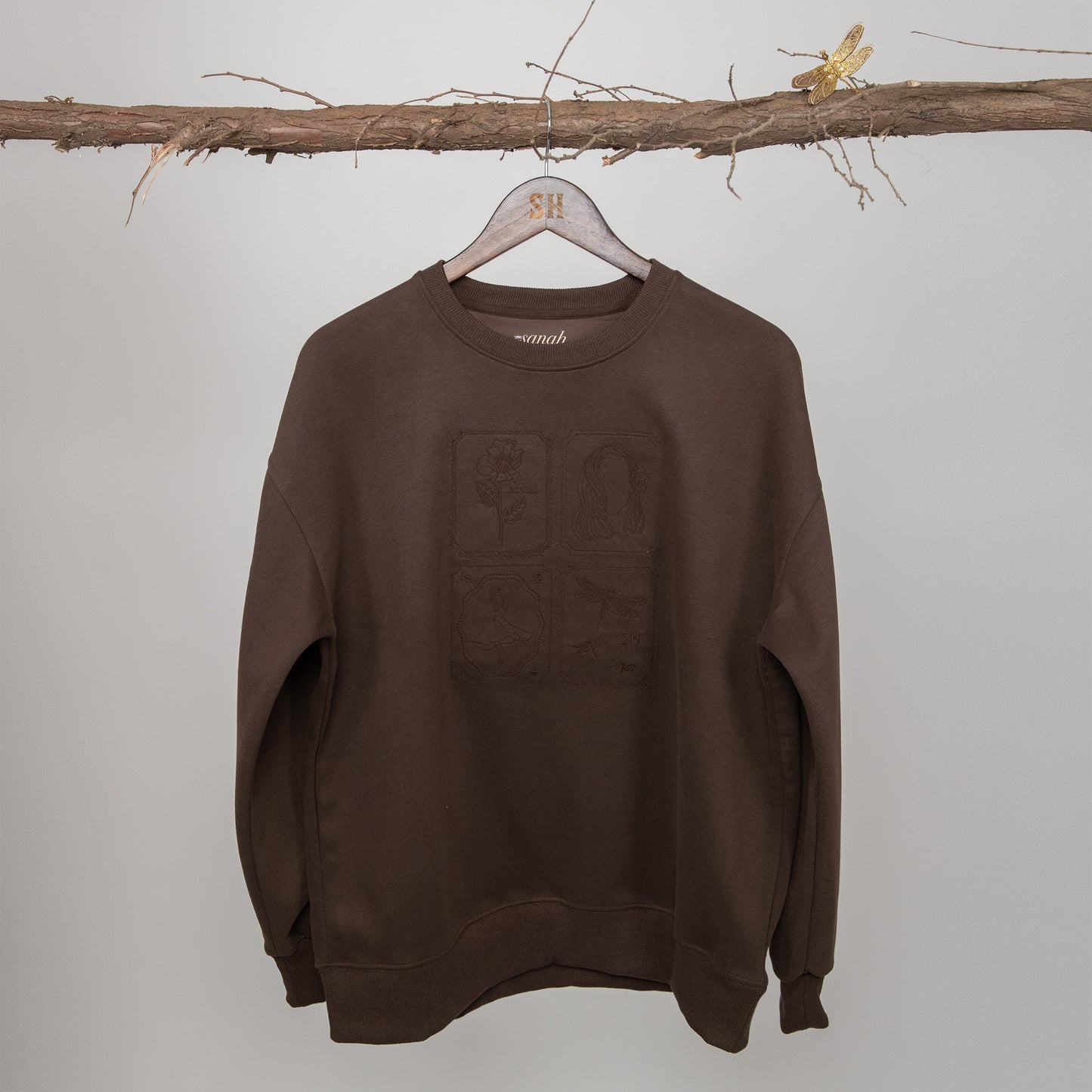 Czekoladowa bluza onesize bez kaptura z haftowanymi "sanahowymi" znaczkami