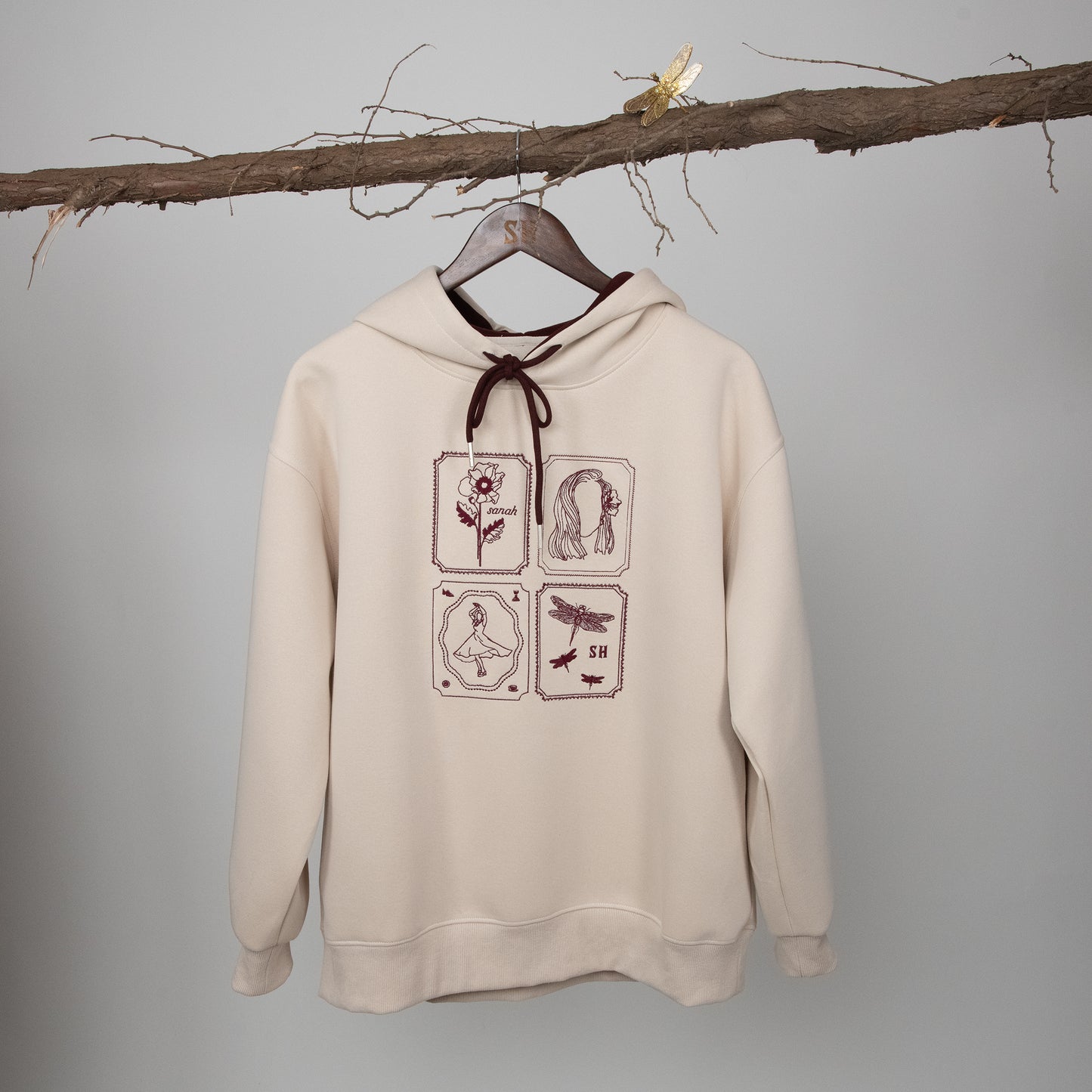 Beżowa bluza onesize z haftowanymi "sanahowymi" znaczkami