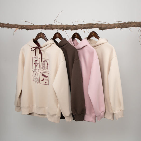 Beżowa bluza onesize z haftowanymi "sanahowymi" znaczkami