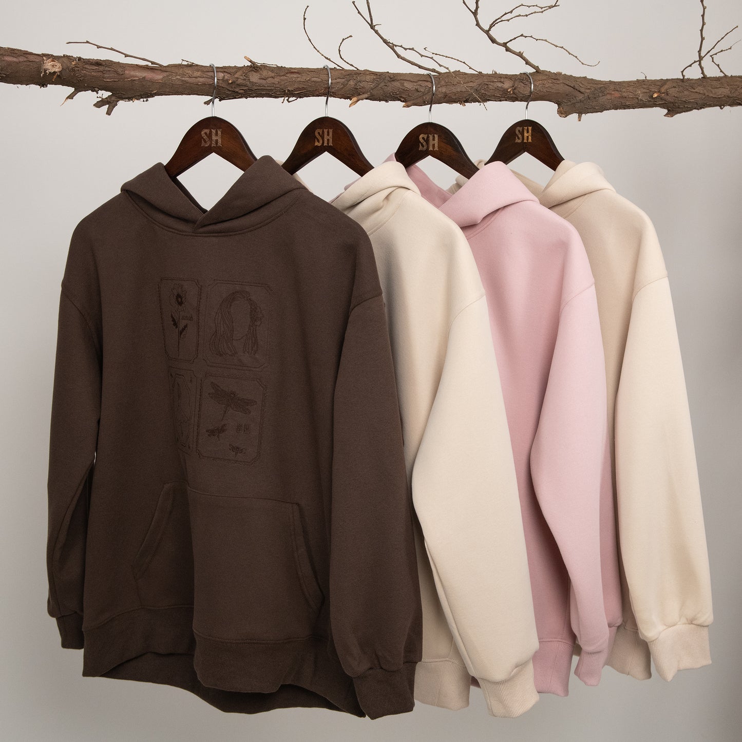 Czekoladowa bluza onesize z haftowanymi "sanahowymi" znaczkami
